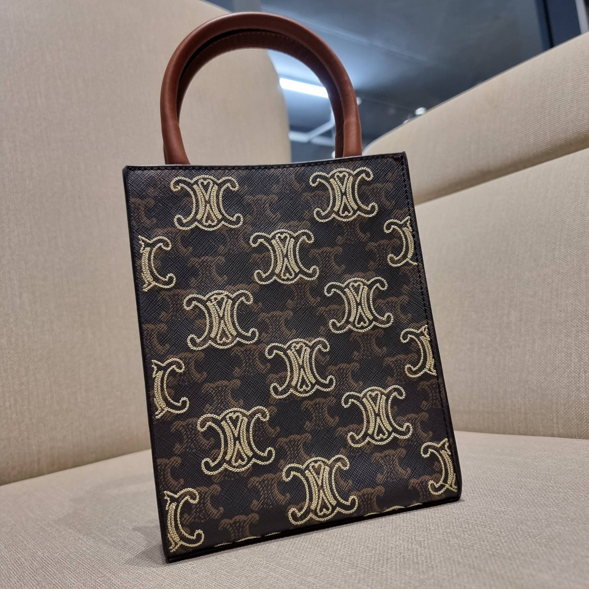 VIP 🥂 CELINE MINI VERTICAL CABAS IN TRIOMPHE CANVAS WITH TRIOMPHE HEART EMBROIDERY ใหม่พร้อมเสิร์ฟ กับกระเป๋าสะพายทรงโท้ท ไซส์มินิ ขนาดกำลังสวยพอดี สะดวกพกพา โดดเด่นด้วยโลโก้ลายปัก ดีเทลเดินด้ายรูปหัวใจ เพิ่มดีเทลความแพงไปอีก วัสดุหนังแคนวาส มีหูจ