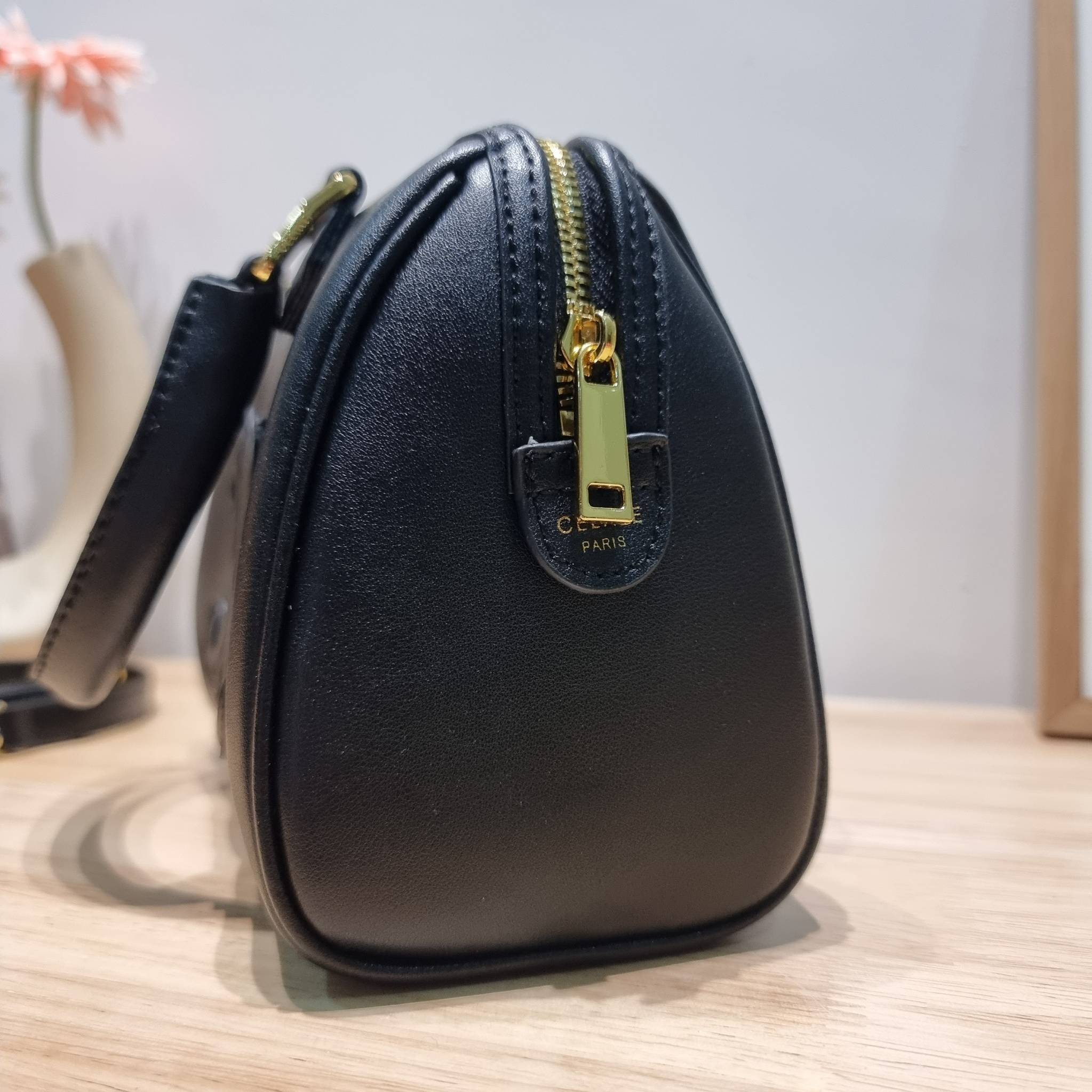 CELINE SMALL BOSTON CUIR TRIOMPHE IN SMOOTH LEATHER ฮิตมากกับสุดยอดความคลาสสิค ในรูปทรงสวย กับกระเป๋าสะพายทรงหมอน กะทัดรัด ขนาดกำลังดี ใช้งานสะดวก วัสดุหนังผิวเรียบ สวยคม