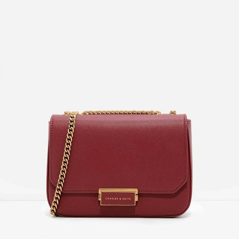 CHARLES & KEITH PUSH-LOCK CHAIN SLING BAG Best seller กระเป๋าอยู่ทรงสวย วัสดุลายคาร์เวียร์หนังสวยใช้ เปิดปิดด้วยตัวล็อค ด้านในมีช่องซิป 1 ช่อง จะสะพาย แบบสายโซ่คู่/เดี่ยวก็สวยน่ารักค่ะ