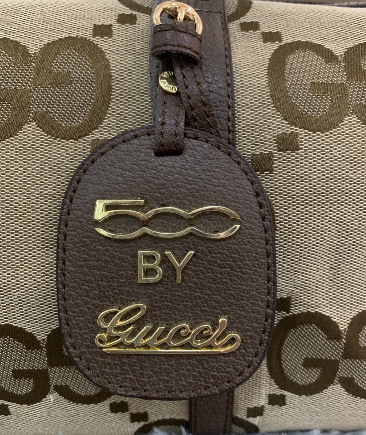 VIP 🥂 Gucci Vintage Web Boston Bag / Gucci Travel กระเป๋าทรงหมอนยอดนิยม สำหรับสาวๆ ผู้รักการพกพาของเยอะๆ ไปไหนมาไหนตลอดเวลา เหมาะใช้ทั้งในชีวิตประจำวันหรือใช้เป็นกระเป๋าเดินทางก็ได้ โดดเด่นด้วยลวดลายซิกเนเจอGucci วัสดุcalfskin อะไหล่ทอง ขนาดกำลังด