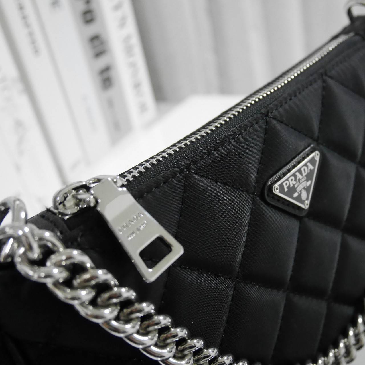 PRADA Tessuto Nylon Crossbody Bag ✨ กระเป๋าผ้าไนล่อนลายตาราง ขนาดกำลังดีกำลังน่ารักเลยค่ะ เหมาะกับการใช้เป็น EVERYDAY LOOK สุดๆ ใบนี้ห้ามพลาดเลย