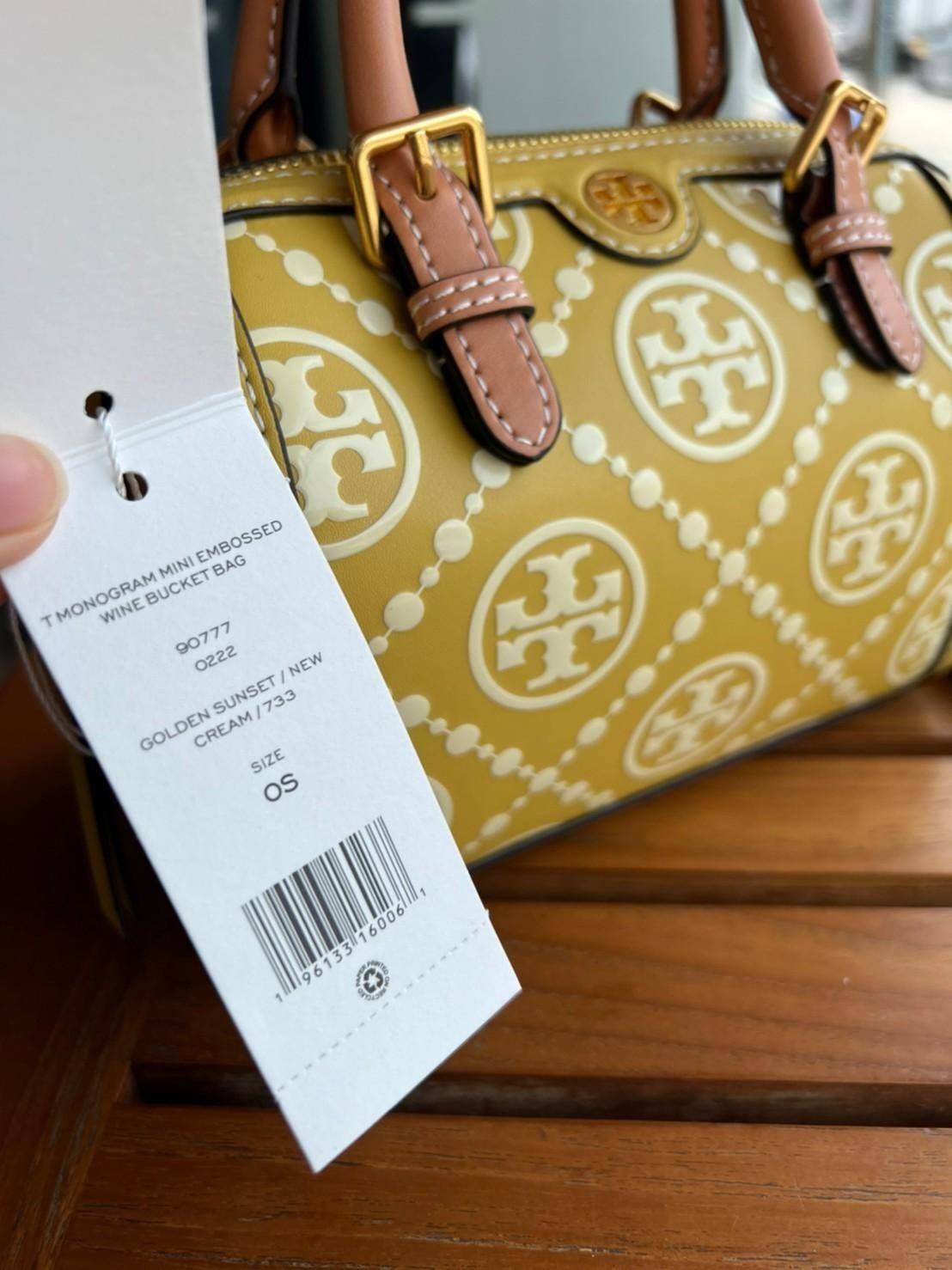 Tory Burch T-Monogram Mini Embossed Wine Bucket Bag / Tory Burch Mini Bucket กระเป๋าถือหรือสะพายไหล่ ทรงหมอนขนาดเล็ก ประดับด้วยลวดลายอันเป็นสัญลักษณ์ของแบรนด์ ถูกประดิษขึ้นด้วยความพิถีพิถันวัสดุหนังอย่างดี ด้านในบุด้วยหนังไมโครซูแอคเนื้อนุ่มทำความสะอาดง่า