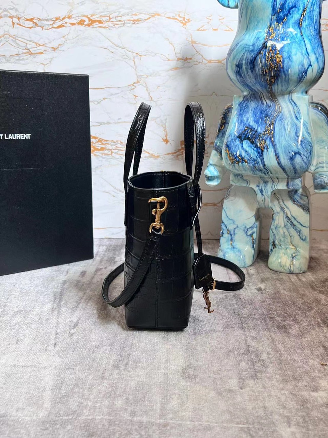 YSL Toy mini croc-effect leather tote / YSL Paris Mini Toy Croc Embossed Leather Bucket Bag กระเป๋ามินิโท้ทหนังลายจรเข้ เกรดออริจินล คอลเลคชั่นใหม่ล่าสุด ครอบครองก่อนใคร ควรมีติดตู้คะสาวๆ ภาพสินค้าถ่ายจากงานขายจริง ใช้งานต่างประเทศได้