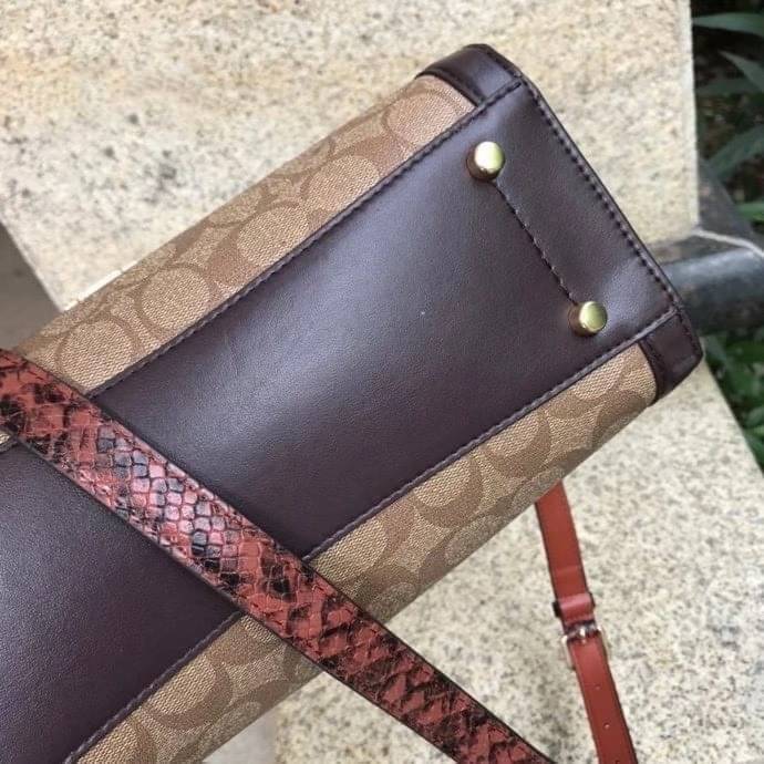 COACH ZOE CARRYALL IN SIGNATURE CANVAS เดอะเบสท์แห่งปี ต้องยกให้พี่คนสวยใบนี้เลย!! รุ่นที่สาวๆตามหา หายากอีกหนึ่ง กระเป๋าถือ/สะพายทรงสวย คลาสสิค ใบใหญ่จุคุ้ม มีดีเทลน่ารักๆที่แม่กุญแจ สามารถล็อคหัวซิปได้ กุญแจซ่อนในพวงหนังห้อยก็น่ารักไปอีก ภายในโล่งกว้าง 