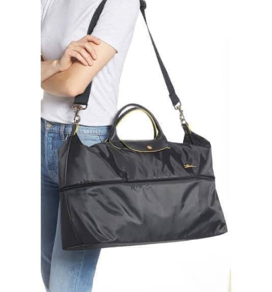 LONGCHAMP LE PLIAGE CLUB TRAVEL BAG กระเป๋าขนาดใหญ่สำหรับการเดินทาง เราเรียกที่นี้ว่า travelling bag รุ่นคลาสสิค มาพร้อมสายสะพายยาวที่ปรับและถอดออกได้ ความพิเศษของรุ่นนี้ที่ครองใจนักเดินทางทั่วโลก คือซิปรอบตรงกลางตัวกระเป๋า สามารถเปิดซิปเพื่อขยายขนาดและพั