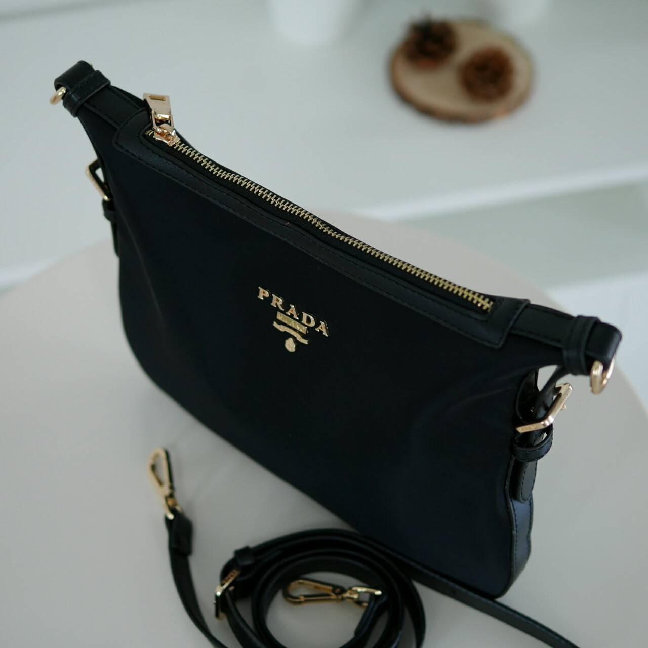 Prada Tessuto Saffiano Nylon and Leather Crossbody Messenger Bag กระเป๋าสะพาย ทรงสวย ดูโดดเด่น จากแบรนด์ Prada แท้ 100% ทำจากวัสดุผ้าไนล่อน เนื้อหนา คุณภาพดี อะไหล่ทอง สวยหรูดูแพง ซับในพิมพ์ลายแบรนด์สวยๆ ตามแบบฉบับแบรนด์ ใส่ IPad, เครื่องสำอางค์, กระเป๋าส