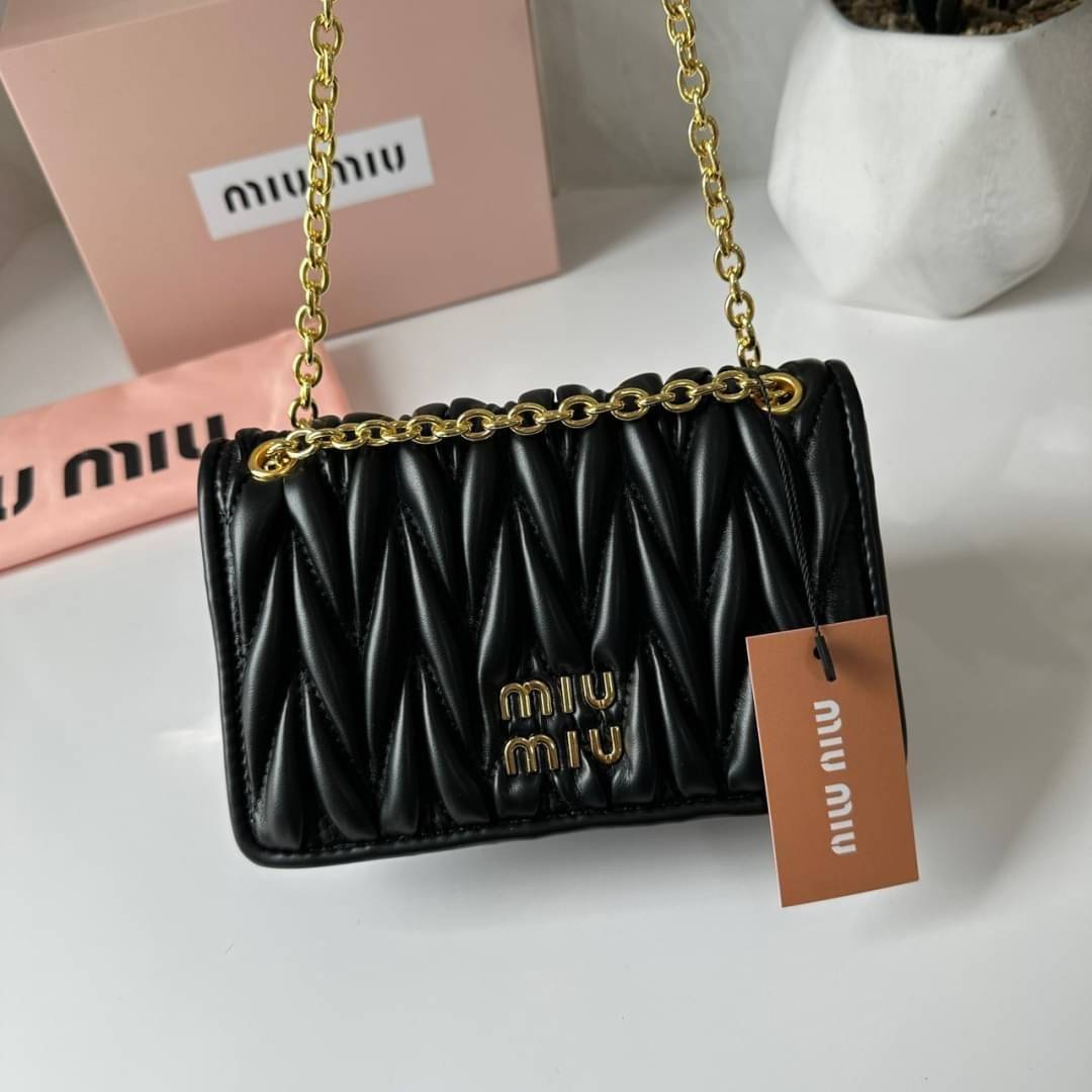 Miu Miu Matelassé Nappa Leather Mini Bag / Miu Miu Woman’S Bag Chain Mini bag กระเป๋ามินิรูปทรงสี่เหลี่ยมวัสดุหนังNappa มีความนุ่มมือและเงางาม
