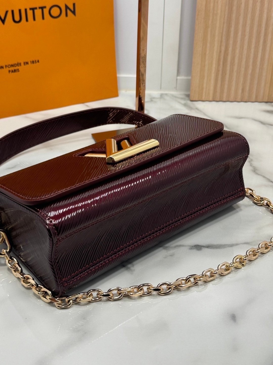 ORI หนังแท้ | LV Twist West Bag กระเป๋าสะพายหนัง Epi ลายเกรน สุดคลาสสิกมาดีไซน์ใหม่ในรูปทรงยาวเผยลุคมีระดับเหนือกาลเวลา ความหรูหราเข้ากับสตรีตสไตล์