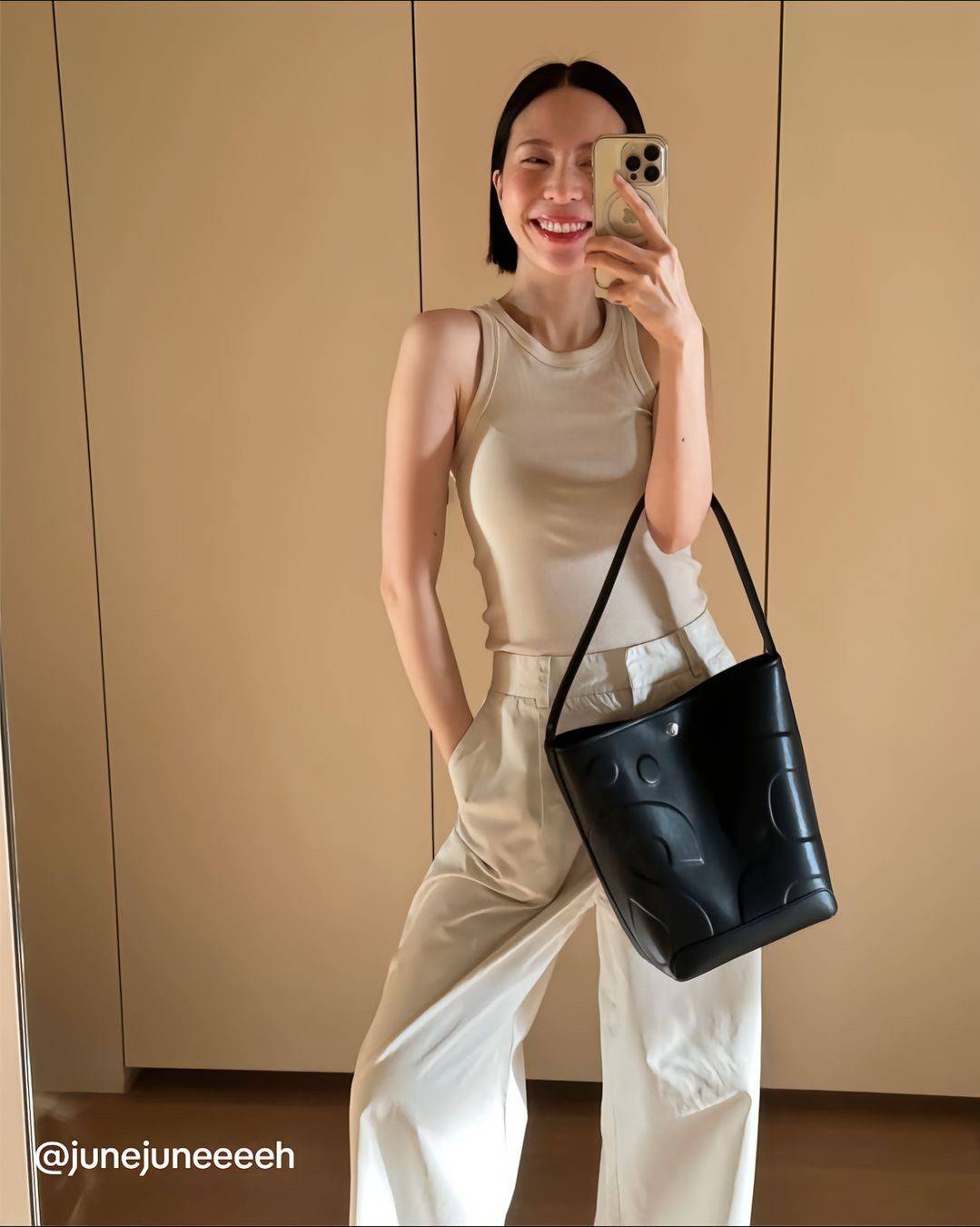 Rally The Bag Whisper กระเป๋าทรงบัคเก็ตงานหนังรุ่นใหม่ ฮอทติดลมบน มาแรงสะพายกันทั่วบ้านทั่วเมือง สายแบกสายขนห้ามพลาดจุของได้เยอะ รุ่นหนังผิวสัมผัสนิ่มมือ ทนทานและจุสิ่งของได้ครบครัน