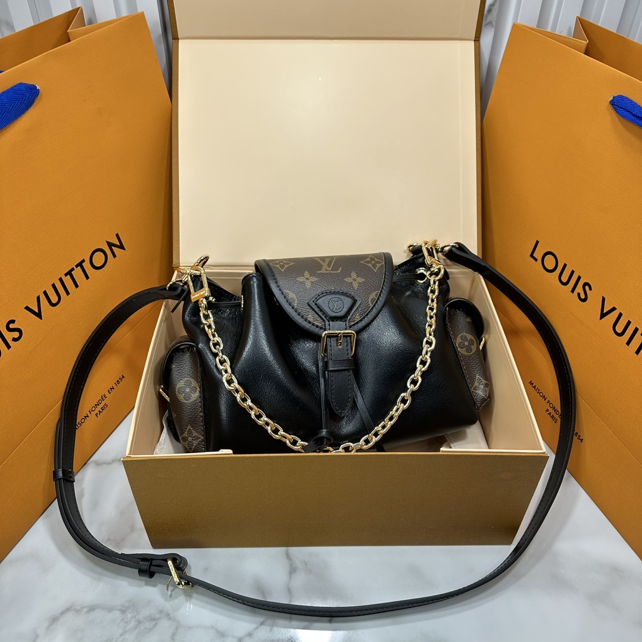 ORI หนังแท้ | LV Odyssee bag Monogram Canvas กระเป๋าสะพายดีไซน์ใหม่ คอลเลกชันประจำฤดูกาล Pre-Fall 2025 ออกแบบมาเพื่อเชิดชูมรดกล้ำค่าที่สืบทอดจากรุ่นสู่รุ่น ดีไซน์ทันสมัยใช้งานได้ทุกวัน