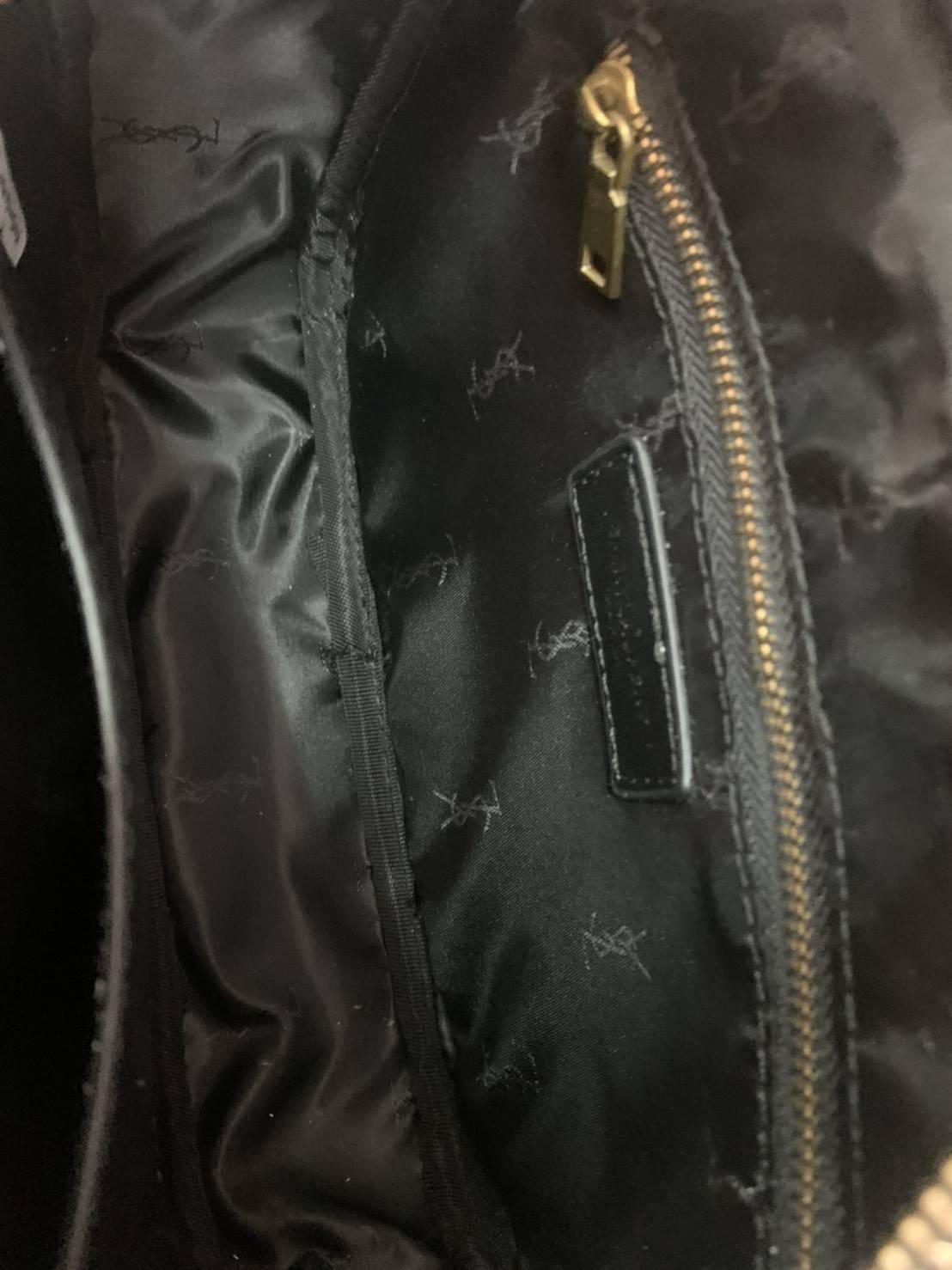 Anatomy of YSL Camera Bag G VIP GIFT WITH PURCHASE (GWP) พรีเมี่ยมกิ๊ฟ Limited Edition จาก Saint Laurent กระเป๋าสะพายแบรนด์ดังสุดฮิต รุ่น Camera Bag เป็นอีกหนึ่ง Item ยอดนิยมสำหรับสาวๆ ที่รักความคล่องแคล่ว มีจุดเด่นทั้งในเรื่องการออกแบบกระเป๋า ที่สามารถนำ