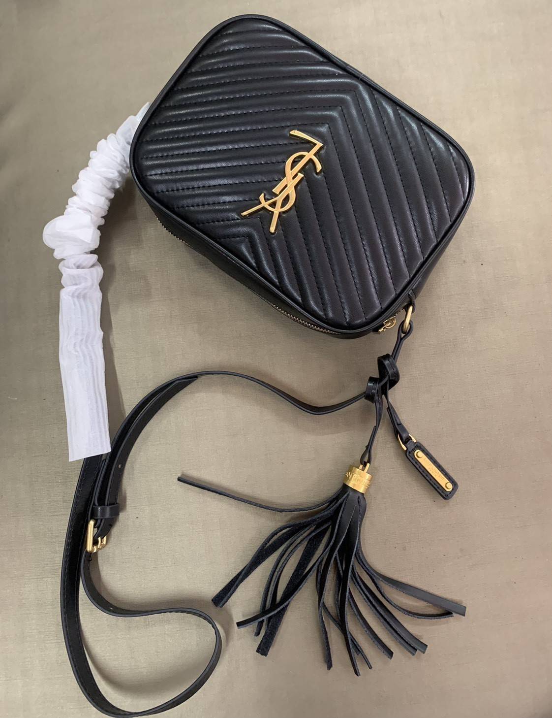 Anatomy of YSL Camera Bag G VIP GIFT WITH PURCHASE (GWP) พรีเมี่ยมกิ๊ฟ Limited Edition จาก Saint Laurent กระเป๋าสะพายแบรนด์ดังสุดฮิต รุ่น Camera Bag เป็นอีกหนึ่ง Item ยอดนิยมสำหรับสาวๆ ที่รักความคล่องแคล่ว มีจุดเด่นทั้งในเรื่องการออกแบบกระเป๋า ที่สามารถนำ