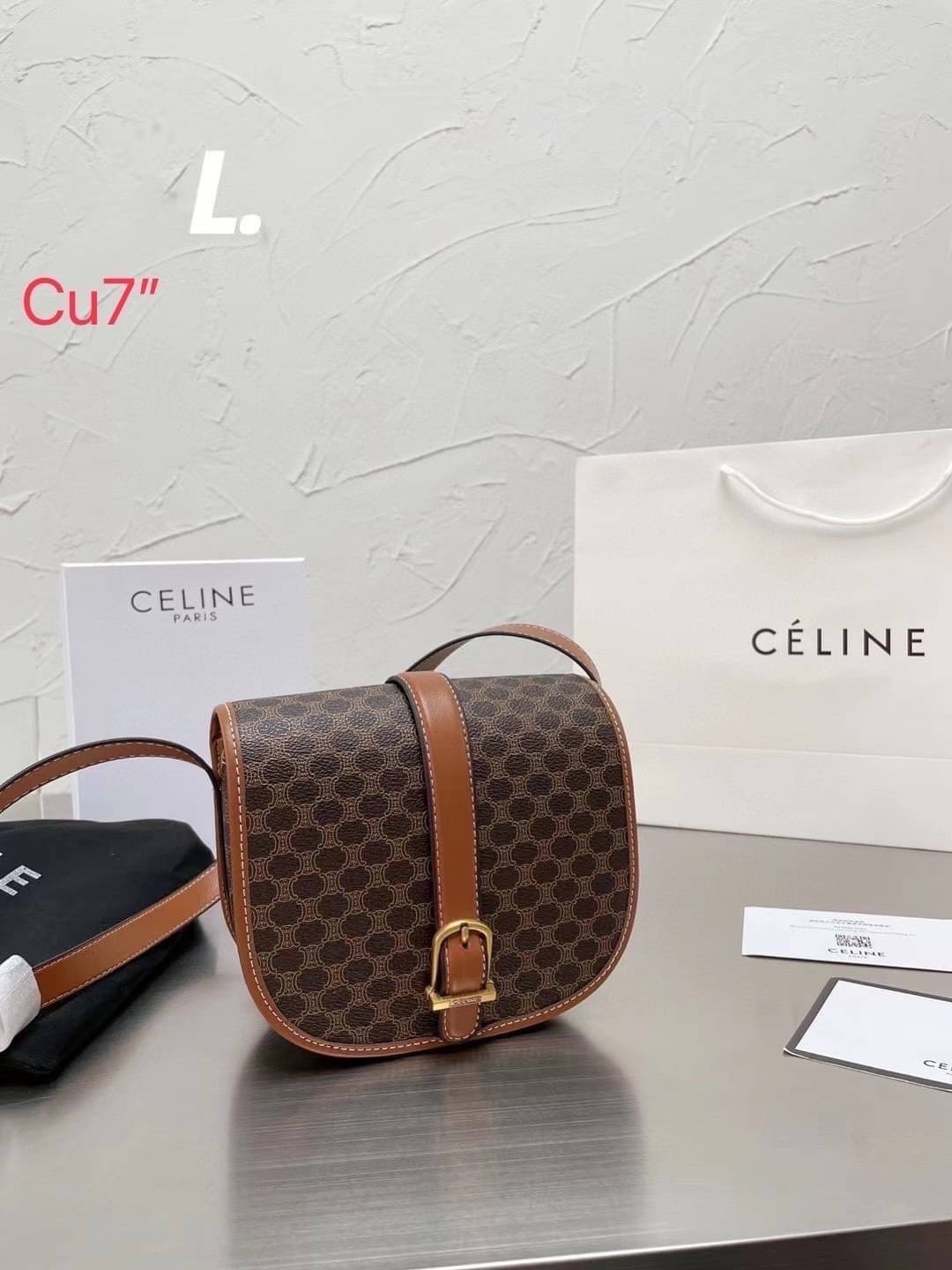 CELINE VINTAGE / CELINE Macadam crossbody bag / CELINE FOLCO BAG IN TRIOMPHE CANVAS กระเป๋าสะพายสไตล์วินเทจ หากใครที่กำลังมองหากระเป๋าสะพายข้าง ขนาดกะทัดรัด และเรียบหรู ต้องใบนี้เลยค่ะ