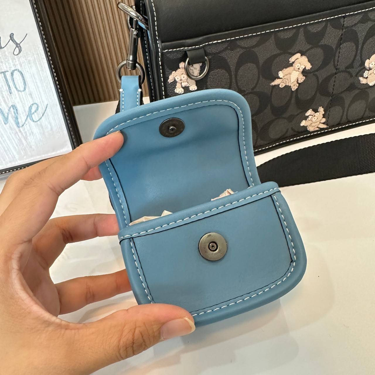 Coach Heritage Convertible Crossbody In Signature Canvas With Creature Print( cc131) กระเป๋าไฮบริดแบบถอดได้รุ่นใหม่ หล่อเท่ส์ สะพายสามารถสะพายทำงานดูดีสุดๆคะ มาพร้อมกระเป๋าใบเล็กห้อยสุดเก๋ วัสดุแคนวาสตัดขอบหนังแท้ เปิด ปิดด้วยซิป ซับในผ้า ด้านนอกกระเป๋าเป