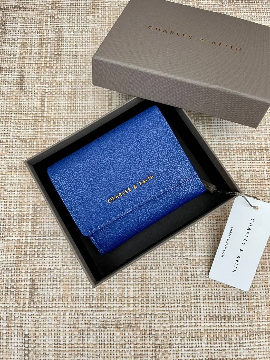 CHARLES & KEITH MINI SNAP-BUTTON SMALL WALLET กระเป๋าเงินใบ 3 พับสุดคลาสสิค ขนาดกระทัดรัดเหมาะกับการพกพาและใช้กับกระเป๋าใบเล็กมากๆเลยค่า