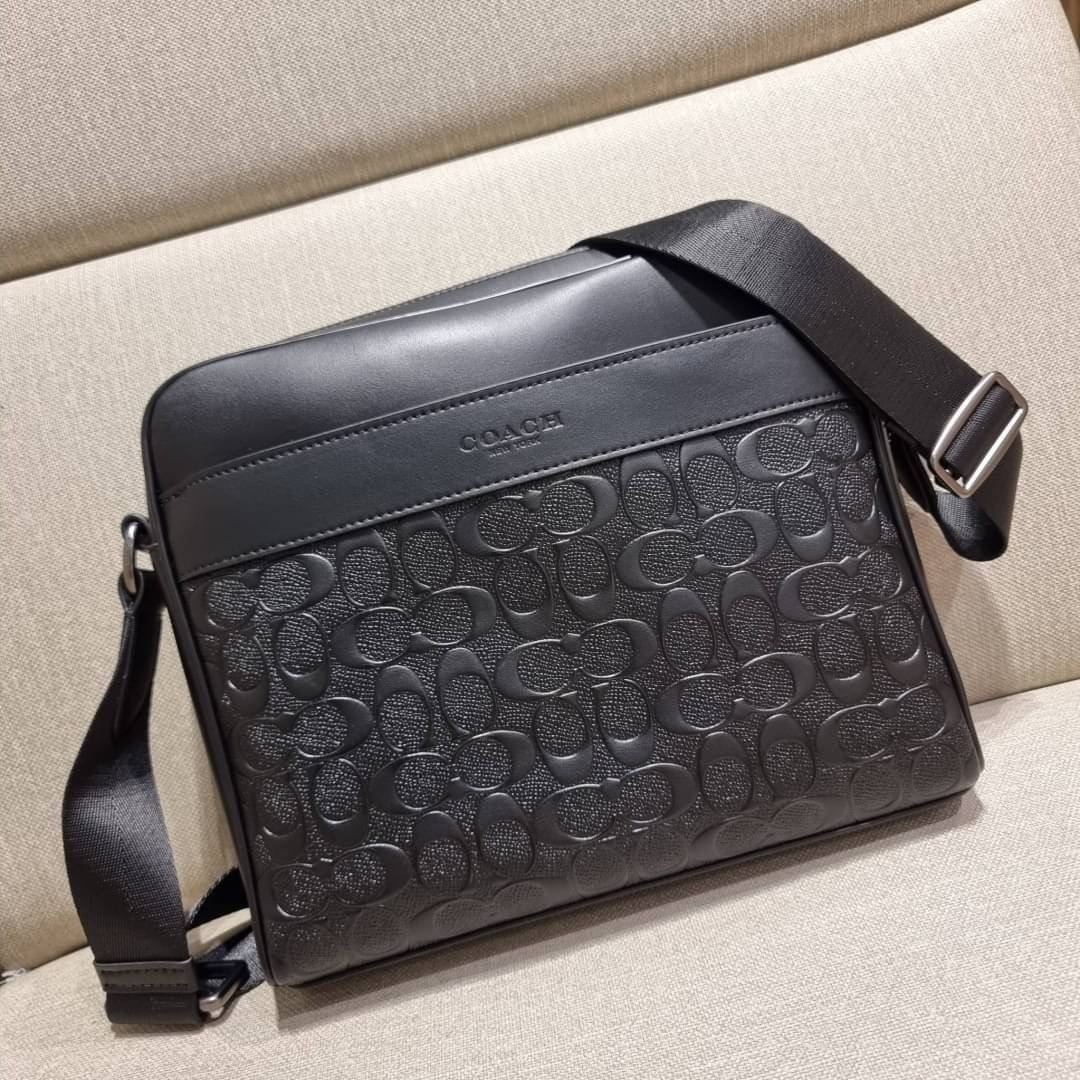 COACH F28455 CHARLES CAMERA BAG IN SIGNATURE LEATHER รุ่นสุดฮิตที่หนุ่มๆเค้ารู้กัน กับกระเป๋าสะพายข้างทรงแมสเซนเจอร์ ที่อัพเลเวลความหรูด้ายลายปั๊มซิกเนเจอร์นูน บนวัสดุหนัง crossgrain ตัดสลับด้วยหนังแท้ สัมผัสดีทั้งใบ มีช่องซิปให้ด้านหน้า และช่องย่อยด้านหล