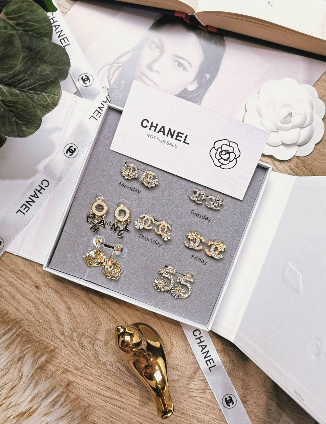 แพ็คสุดคุ้ม! CHANEL 7Days EARRING VIP ชุดกิ๊ฟเซทสุดเลอค่า ไอเท็มหายากชวนสะสมมาเป็นชุดให้ถึง7แบบ7สไตล์สลับใช้ ดีไซน์สวยเลอค่าสุดคลาสสิค จองด่วนไอเท็มแบบนี้นานๆจะหลุดมาให้ช้อป จะซื้อใช้เองหรือมอบเป็นของขวัญก็เลิศหรูดูดีมาใน Original Package มีกล่อง ริบบิ้น 