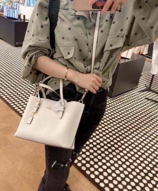 OUTTLET 】COACH MOLLIE TOTE 25 (C4250 C4084) น้องคนสวยอีกหนึ่ง!! กระเป๋าโท้ทไซส์เล็กที่สาวๆหลงรัก ดีไซน์คลาสสิคเหมือนเดิม เพิ่มเติมคือสะดวกขึ้นเยอะ!! ย่อส่วนมาจากใบใหญ่เป๊ะๆ น่ารักน่าใช้มากๆ วัสดุหนัง crossgrain ทนทาน ใช้งานง่าย เรียบหรูดูดีม้าก!! ภายในโล่