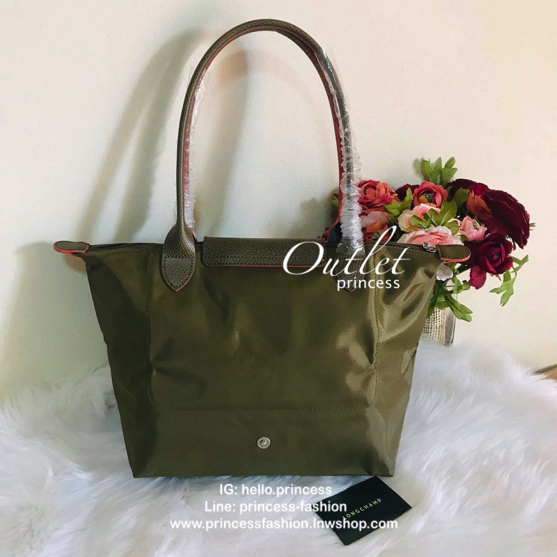 Size : M Longchamp Le Pliage Club Tote Bag กระเป๋าสะพายรุ่นยอดนิยม วัสดุเนื้อผ้า Nylon Canvas เคลือบกันนำ้ ตัดด้วยหนังแท้ น้ำหนักเบา ดีไซน์เรียบง่ายแต่เต็มไปด้วยความคลาสสิก เป็นที่ชื่นชอบไปทั่วโลก Longchamp ปรับโฉม LE PLIAGE ด้วยการปักลายรูปม้า-ตราสัญลักษ