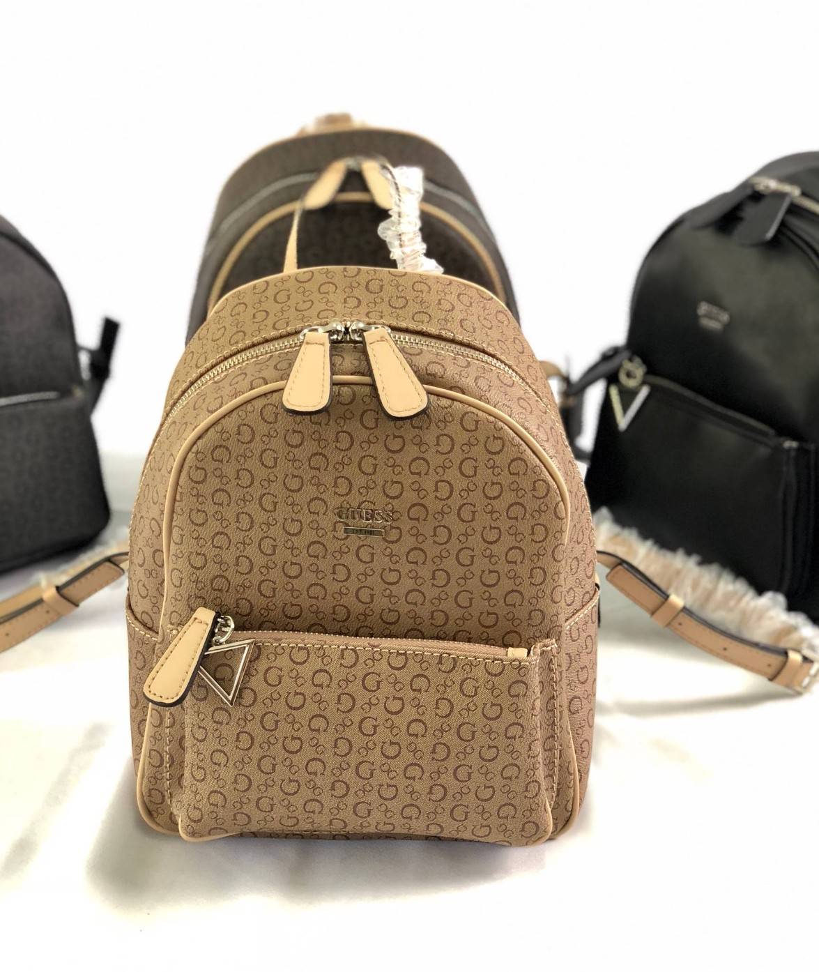 GUESS PANDORE BACKPACK กระเป๋าสะพายหลัง วัสดุหนังนิ่มมือ น้ำหนักเบา ด้านหน้ามีโลโก้แบรนด์ พร้อมช่องซิปหนึ่งช่อง ที่จับซิปมีอะไหล่สัญลักษณ์แบรนด์ ช่องซิปหลักเปิดปิดด้วยซิปคู่ ภายในโล่ง กว้าง ใส่ของได้จุ มีช่องซิปและช่องเล็กใส่ของจุกจิก สายสะพายด้านหลังเลื่