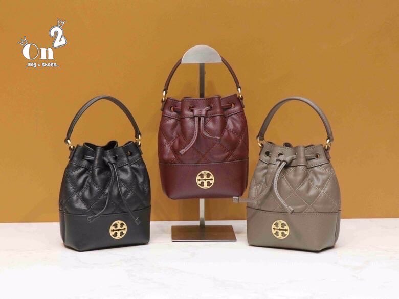 TORY BURCH WILLA MINI BUCKET BAG สุดปัง กระเป๋าสะพายทรงบัคเก็ต สวยผู้ดี โดดเด่นด้วยโลโก้สีทองดูหรู อัพลุคผู้ดี๊ผู้ดี วัสดุหนังแท้ ดีไซน์บุนวม เส้นคมดีเทลหรู เปิด-ปิดหนังรูดปากกระเป๋า มีหูหิ้วในตัว คล้องแขนเก๋ๆ ภายในเป็นช่องโล่ง มีช่องย่อย ใส่ของสำคัญจุกจิ