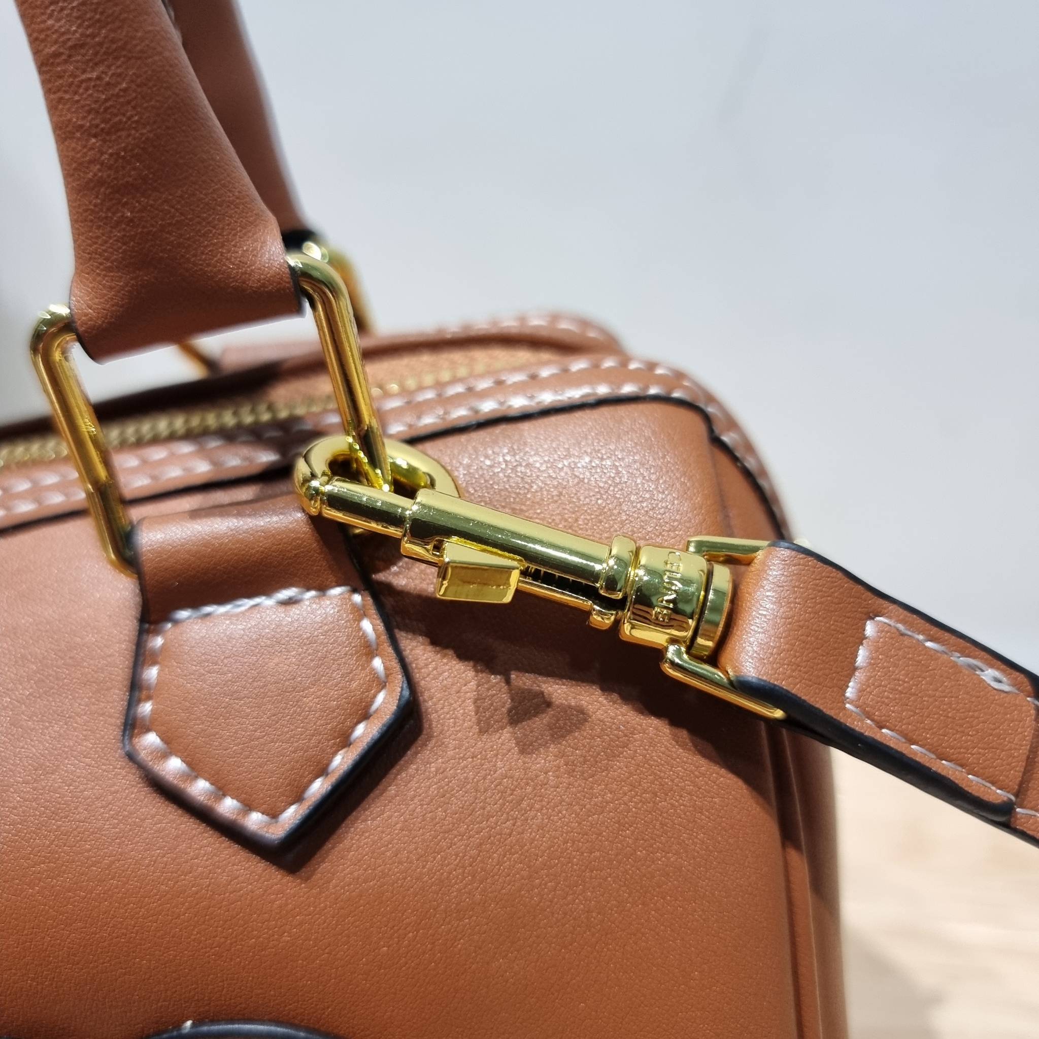 CELINE SMALL BOSTON CUIR TRIOMPHE IN SMOOTH LEATHER ฮิตมากกับสุดยอดความคลาสสิค ในรูปทรงสวย กับกระเป๋าสะพายทรงหมอน กะทัดรัด ขนาดกำลังดี ใช้งานสะดวก วัสดุหนังผิวเรียบ สวยคม