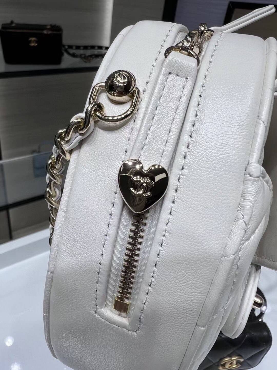 CHANEL Heart Bag 2022 SpringSummer Crossbody สวยมาก มงลงมาก!! กระเป๋าสะพายสุดคิ้วท์ ที่ดีไซน์รูปทรงหัวใจไม่ซ้ำใคร น่ารักทุกสี น่าใช้ไปเลยแม่!!