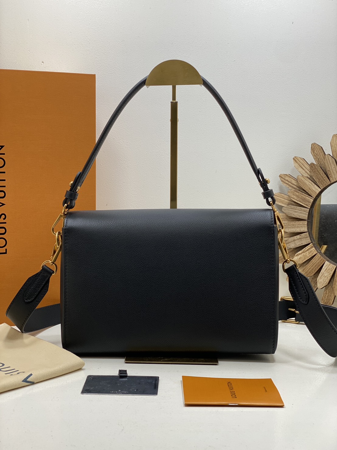 TOP ORI หนังแท้ | เกรดดีสุด LV Soft Twist Handbag กระเป๋าถือสุดไอคอนิก ถือเป็นกระเป๋าคู่ใจที่สมบูรณ์แบบสำหรับทุกวัน