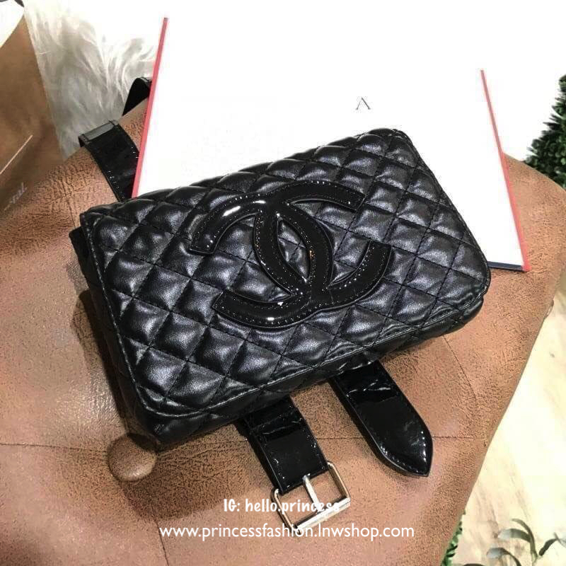Chanel Waist Bag Gift With Purchase (GWP) กระเป๋าสะพายคาดเอวหรือคาดอก vip. gift ของแท้จาก Chanel Perfume Counter รุ่น Limited Edition วัสดุหนังนิ่มลายตาราง ทรงเหลี่ยมมีโลโก้ด้านหน้า เปิดปิดด้วยฝาปิด กระดุมแม่เหล็ก ภายในโล่ง ซับในลายเเบรนด์ ใส่มือถือได้ทุก