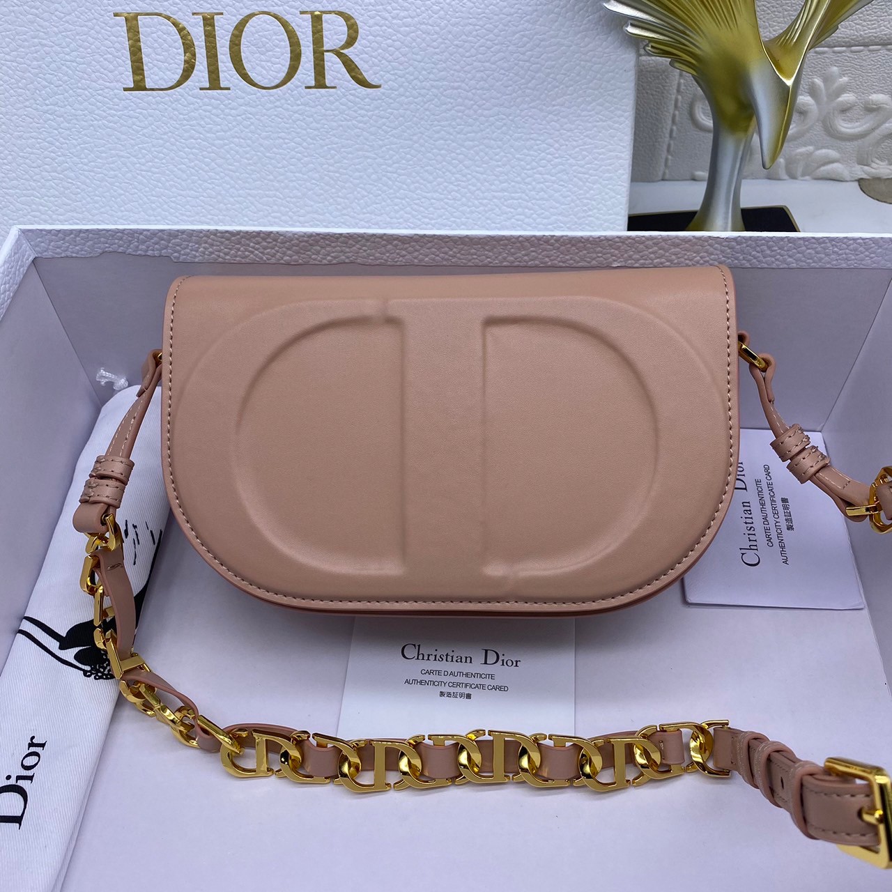 DIOR CD Signature Bag with Strap / CD OVAL CAMERA BAG / Dior Camera Bag ดีไซส์ใหม่ล่าสุด บ่งบอกถึงความหรู แต่ใช้งานได้โอกาส ใช้ได้ทั้งชายหญิง กระเป๋าสะพายทรงกล้อง ขนาดกะทัดรัด ไซส์สะพายคล่องตัว สีผู้ดีมากๆ