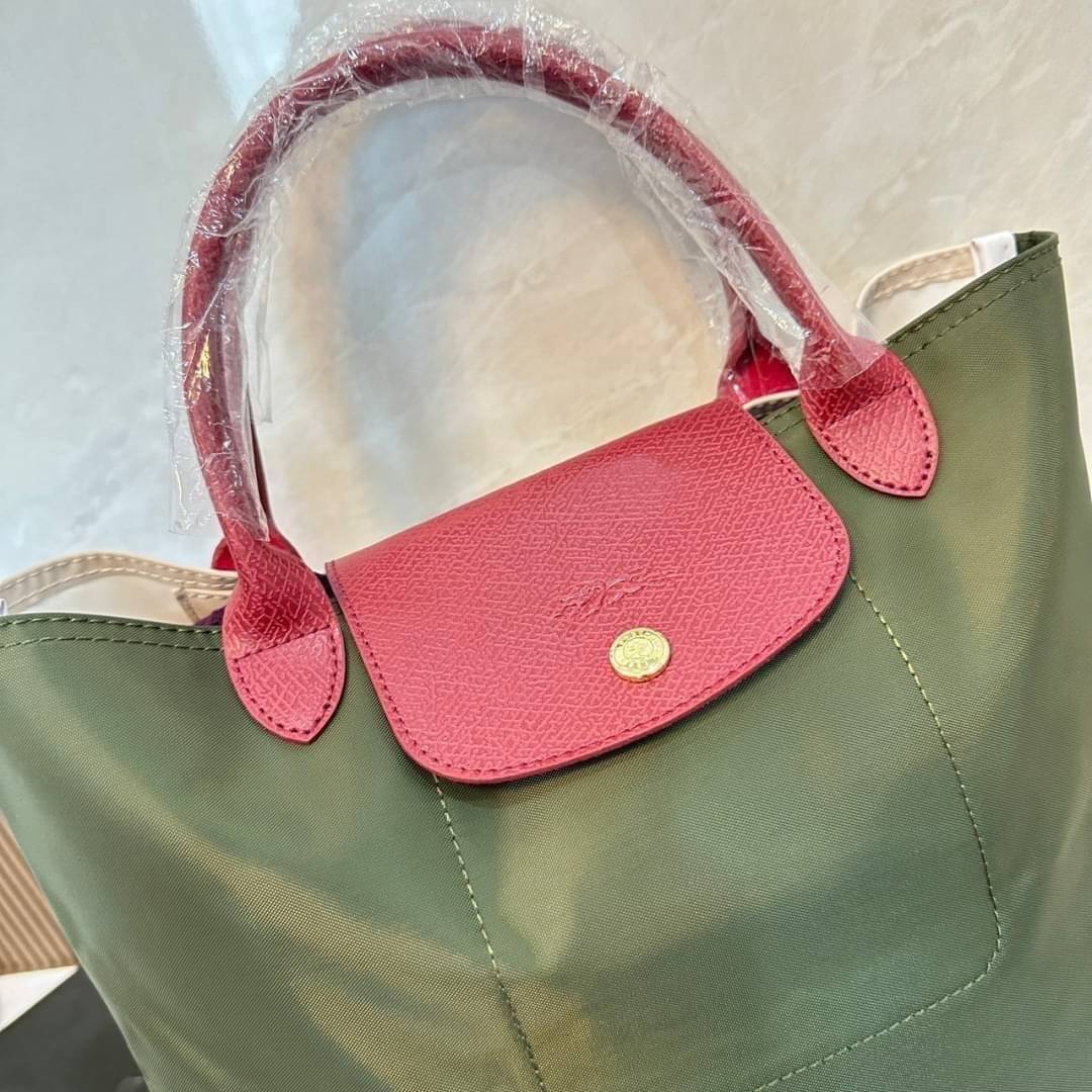 LONGCHAMP LE PLIAGE RE-PLAY TOP HANDLE BAG สินค้ารุ่นลิมิเต็ด collection สุดปัง ซื้อใบเดียวเหมือนได้2 ใบ กระเป๋าสะพายแนวตั้งที่กว้างขวาง มีเอกลักษณ์เฉพาะตัวแต่มีดีไซน์ที่น่าดึงดูด