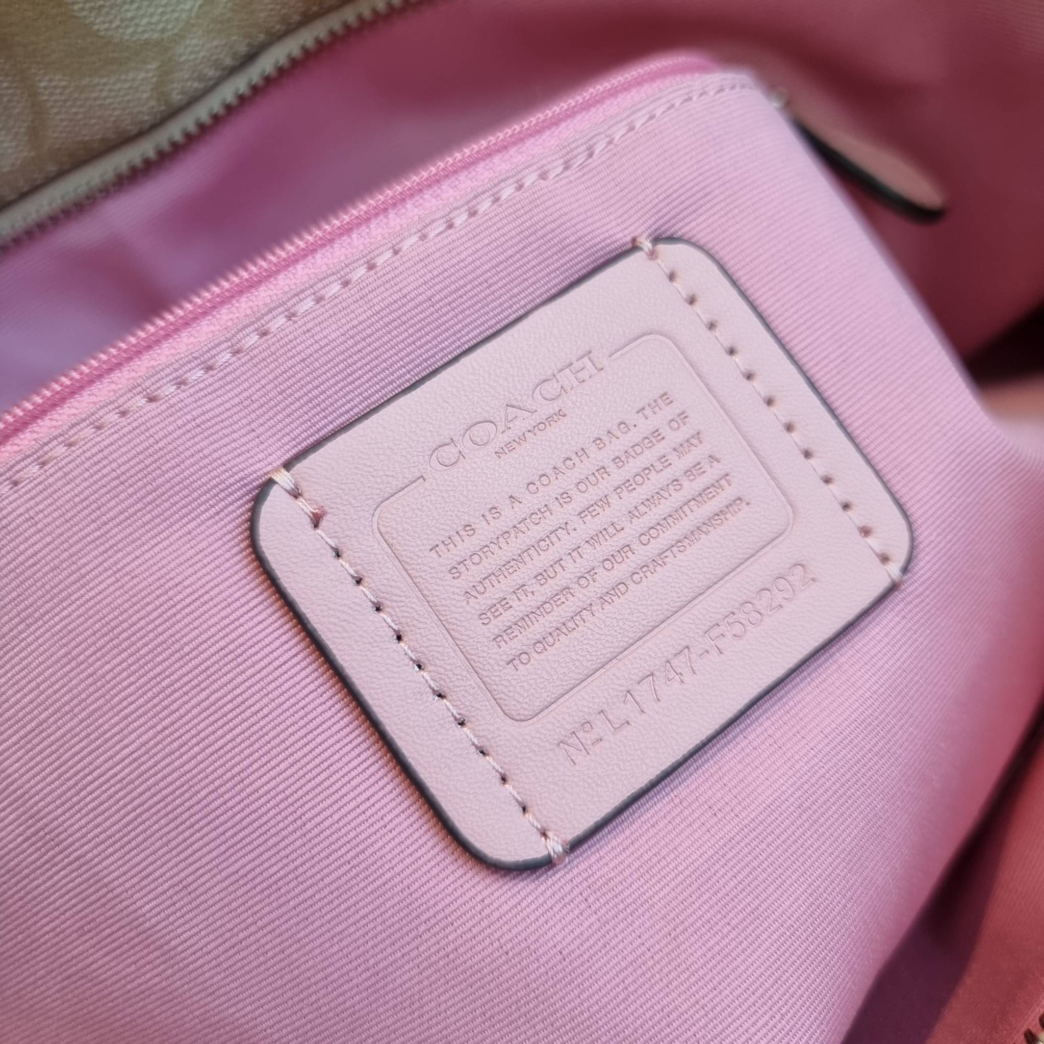 OUTLET 】COACH F58292 CITY ZIP TOTE IN SIGNATURE 16" รุ่นขายดี!! ไซส์ใหญ่ สีสวยมาให้แบบจัดเต็ม!! กระเป๋าถือทรงโท้ทใบใหญ่ สวยน่าใช้ทุกสี สะพายคล้องไหล่ได้เก๋ๆ จุของแน่นๆไปเลยจ้า!! วัสดุหนังแคนวาสคุณภาพ ปากกระเป๋าเปิด-ปิดด้วยซิป กันของหล่นได้ ถือไปไหนก็