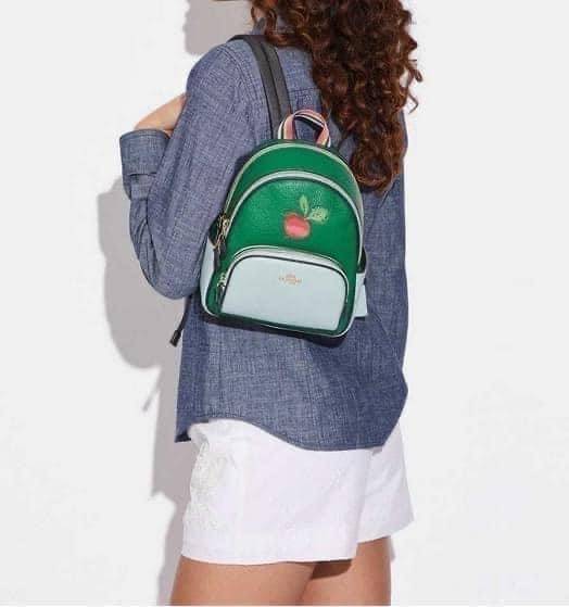 COACH Mini Court Backpack In Signature Canvas With Butterfly / With Radish C8259 C8257 🌈ต่อกันเลย สวยกันก่อน วางน้องไม่ลงเลยจริงๆค่าา😍 พร้อมส่ง! ยังไม่เข้าไทย กับกระเป๋าสะพายหลังแบบมีหูหิ้วในตัว บอกก่อนเลยว่าหนังของน้องทั้งนิ่ม ทั้งสวย อย่