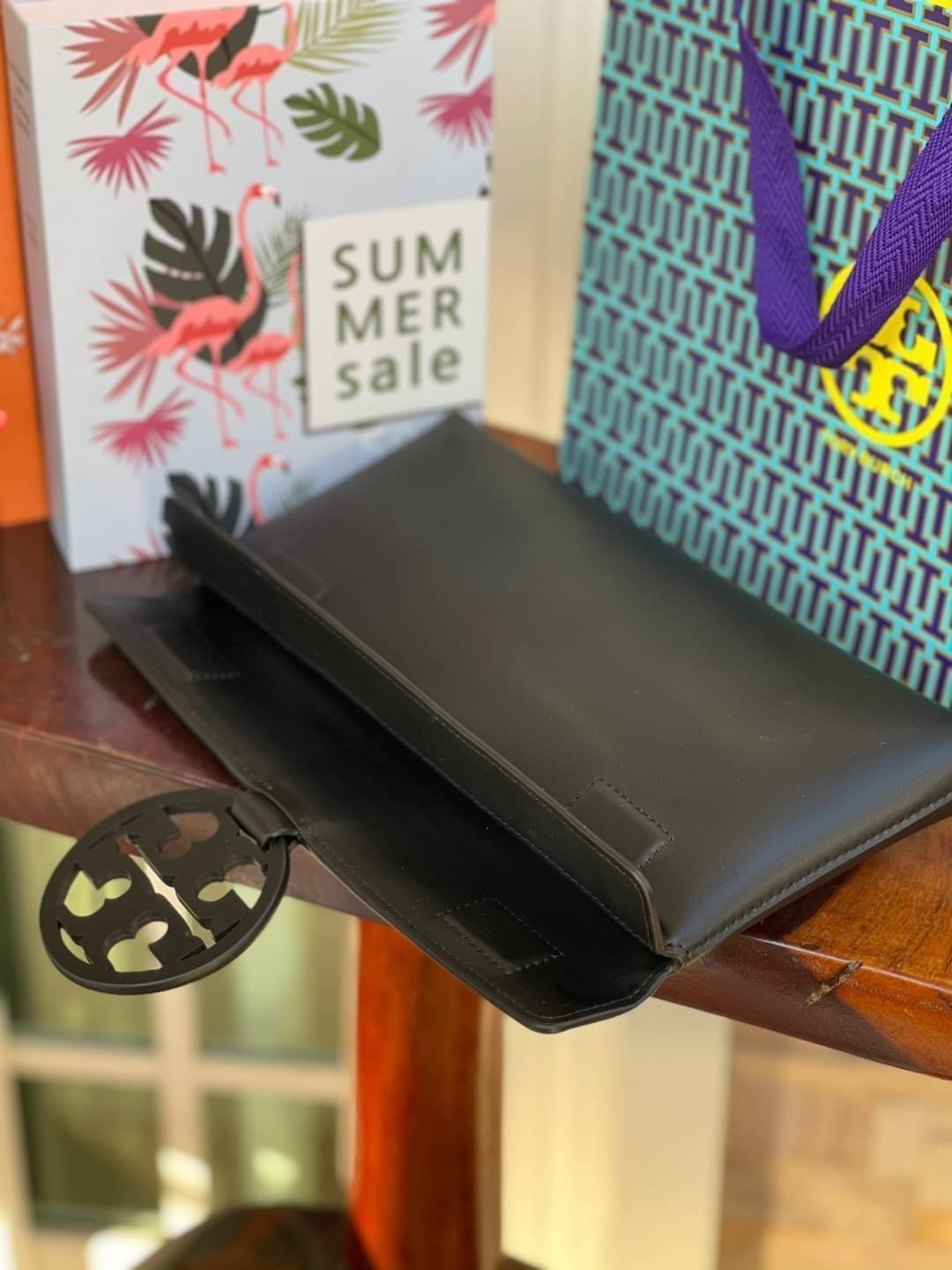 Tory burch Miller Metal clutch กระเป๋าคลัทช์ดีไซน์เรียบหรูออกแบบมาได้อย่างลงตัว ด้วยรูปทรงที่สวยงามและทันสมัย จากแบรนด์ Tory Burch ขนาดกำลังดี สามารถใส่กระเป๋าสตางค์หรือเครื่องสำอางค์ได้ตามขนาดกระเป๋า ในเรื่องของดีไซน์และอะไหล่สีทองดูแมทช์กันดีกับกระเป๋า 