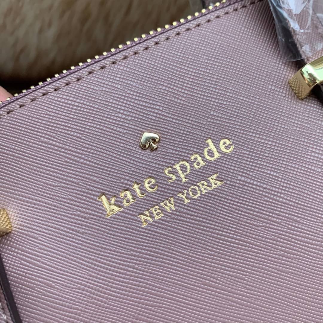 ของแท้ 💯% Kate Spade New York Cross Body Bag กระเป๋าถือหรือสะพาย หนัง Saffiano ภายในมีช่องซิปและช่องเล็ก มีหมุดรองฐานกันรอย 4 มุม อะไหล่ทองทั้งใบ ขนาดกำลังดี ใส่กระเป๋าสตางค์ยาวได้ค่ะ
