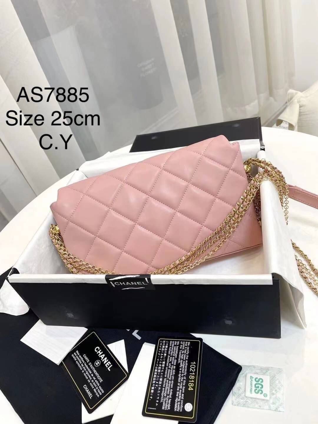 CHANEL flap pearl with chain พร้อมส่ง ที่สุดของความคลาสสิค อะไหล่ทองหรูหรา ด้านหน้าประดับโลโก้ฝังมุก หนังอย่างดี น้องมีความนิ่มสัมผัสแล้วหลงรักแน่นอนค่ะ