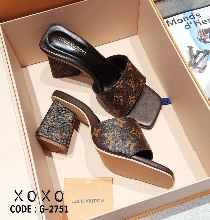 Louis Vuitton Thick Low Heel Shoes งานสวม LV สวย หรู ส้นสามเหลี่ยม เก๋ๆ สวมใส่ง่ายใช้งานไม่เมื่อย แมทส์ชุเง่าย น้ำหนักเบา