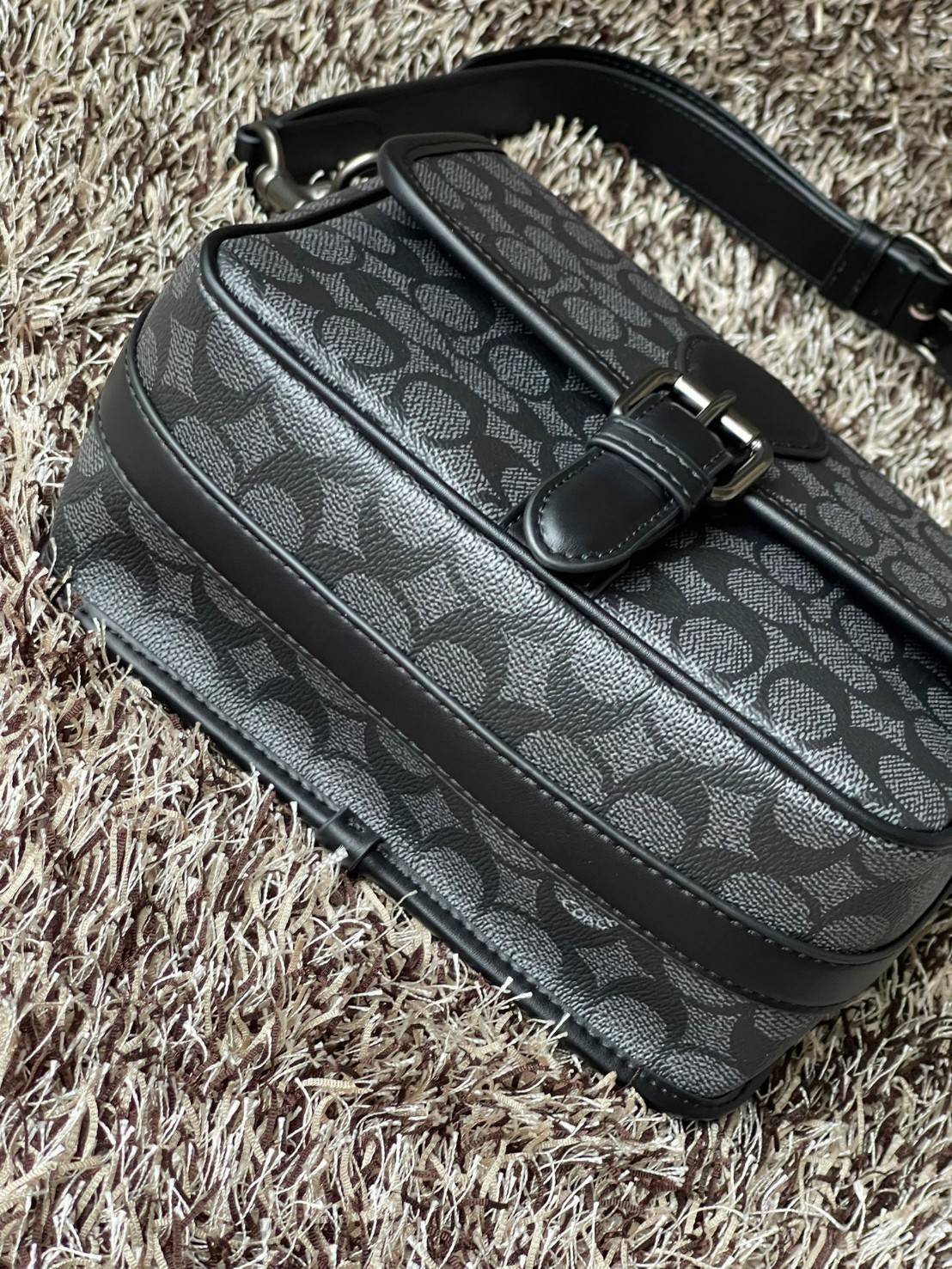 Coach Frankie Crossbody In Signature Canvas Leather Bag Sling CD877 กระเป๋าสไตล์แฮนด์ฟรีที่จัดระเบียบอย่างดีสำหรับการเดินทางหรือที่ทำงาน Frankie Crossbody ขนาดกะทัดรัดถือทุกสิ่งที่จำเป็นด้วยพื้นที่สำหรับโทรศัพท์ กระเป๋าสตางค์ กุญแจและอีกมากมาย ผลิตจากผ้าแ