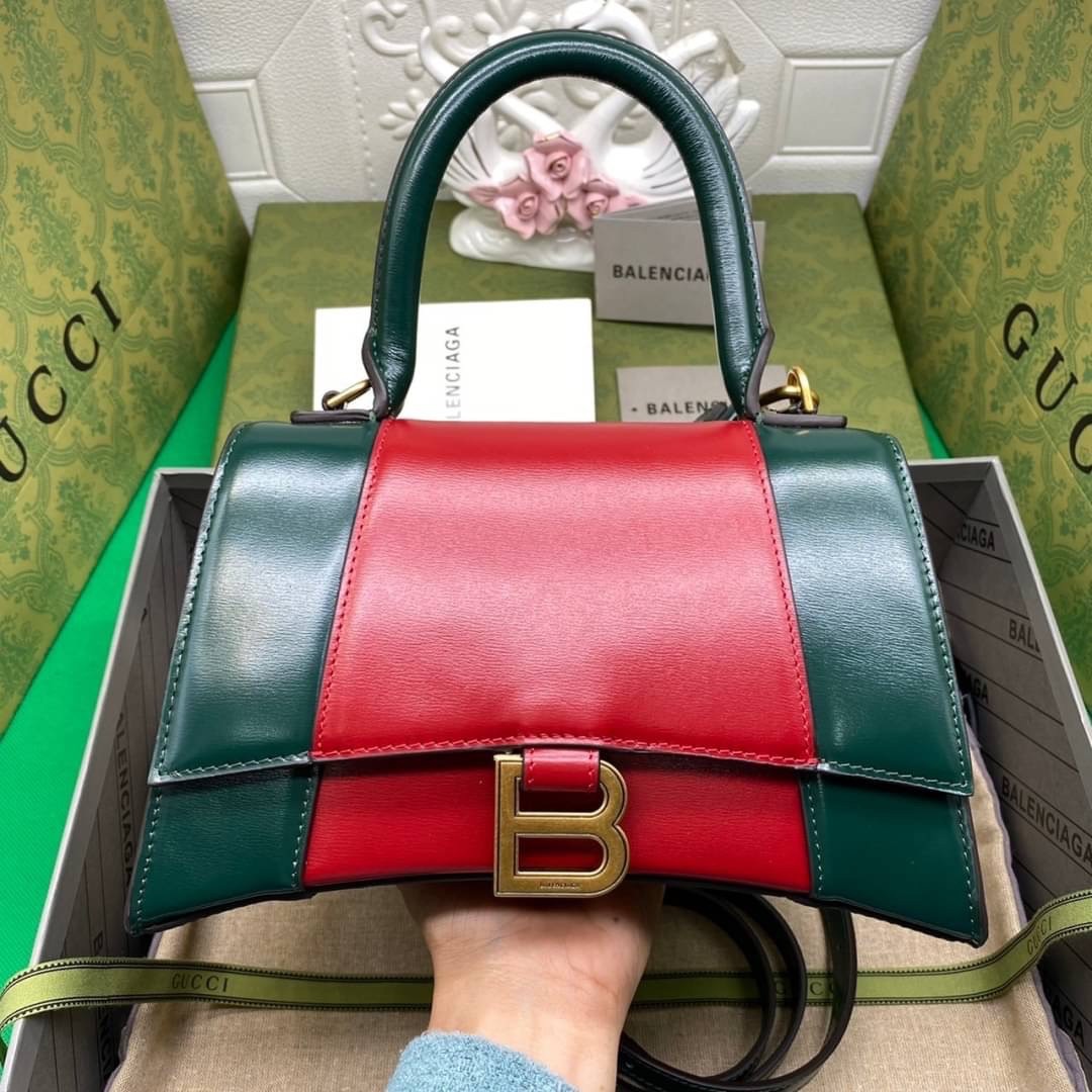 หนังแท้ GUCCI X BALENCIAGA THE HACKER PROJECT SMALL HOURGLASS (RED/GREEN) การสร้างสรรค์ที่มีเอกลักษณ์เฉพาะตัว โทนสีโดดเด่น แดง/เขียว วัสดุหนังแท้ทั้งใบ เกรดเทพออริจินอล ตอบโจทย์ได้ทุกลุค ทุกไลฟ์สไตล์ ใช้งานได้ง่ายคล่องตัว ภาพสินค้าถ่ายจากงานขายจริง ใช้งาน