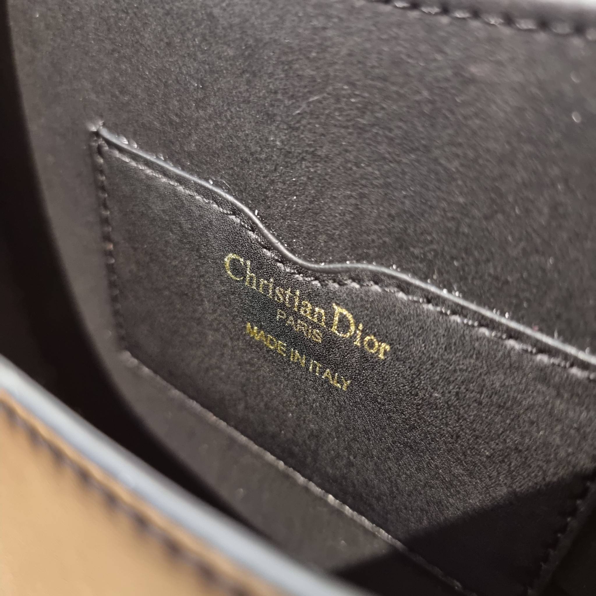 DIOR CD MEDIUM BOBBY BAG กระเป๋าสะพายข้างพรีเมี่ยมกิ๊ฟทรงสวย ดีไซน์ย้อนยุค เป็นเอกลักษณ์ไม่เหมือนใคร เปิด-ปิดด้วยกระดุมแม่เหล็ก ใช้งานง่าย อะไหล่ทองดูหรู ภายในเป็นช่องโล่ง มาพร้อมสายสะพาย crossbody ถอดออกได้ ปรับได้ จะถือเป็นคลัทช์ออกงานก็ได้ สะพายไปทำงาน