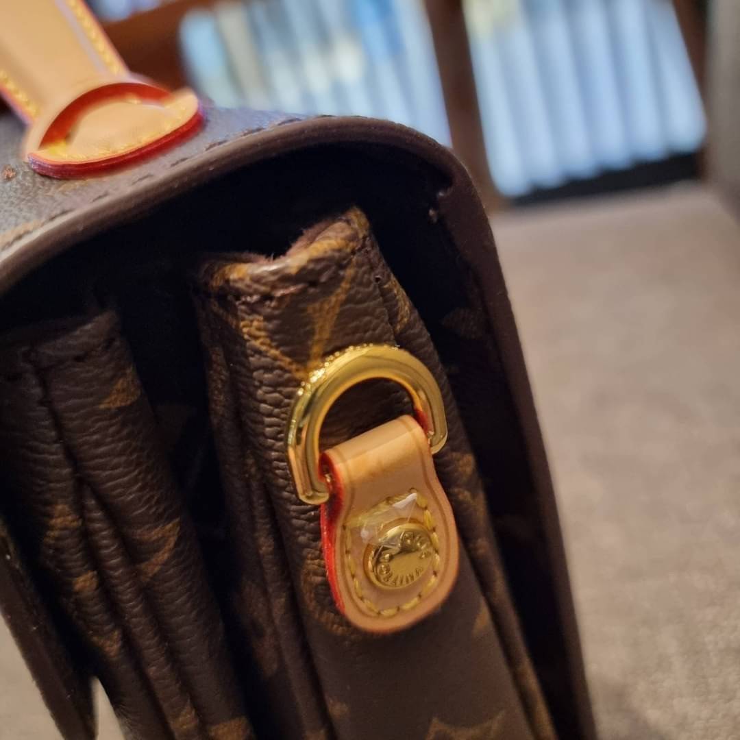 ยกระดับให้ตัวเอง กับไอเท็มสุดเลิศ ที่สาวๆตามหา LV pochette metis กระเป๋าถือ/สะพายทรงสวย คลาสสิค ดีไซน์เรียบง่าย แต่แฝงความหรู วัสดุหนังแคนวาสคุณภาพดี เปิดปิดด้วยตัวบีบล็อค ด้านหลังมีช่องซิปแยก ภายในซับสวยงามมาก ดูแพงที่สุด แบ่งสัดส่วนดูเหมาะ น่าใช้จริงๆ ส