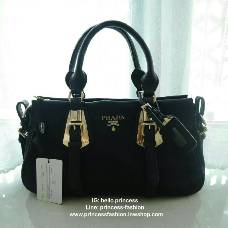 กระเป๋าสะพายทรง Handbag จากงานพรีเมี่ยมกิ้ฟ แบรนด์ PRADA ของแท้100% เป็นกระเป๋าผ้า Nylon สลับหนัง PU จุของได้เยอะ สะพายไหล่ได้ เปิดปิดด้วยซิป ถือก็สวยๆ มีสายยาวค่ะ ใช้แล้วสวยมากๆคุ้มเกินราคารับประกัน รีบช้อปก่อนหมดน้าาา Don't miss เลยค้าาา