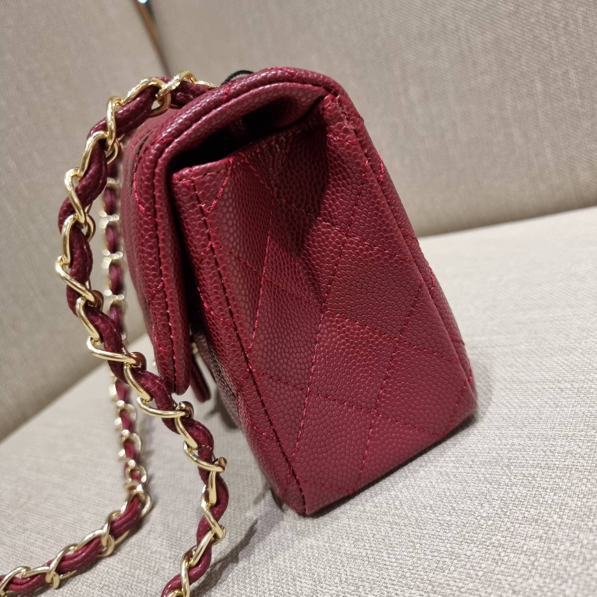 VIP 】3สี คัมแบคทูสต็อค!! จัดมาแน่นๆ พร้อมสีรับความเฮง!! พรีเมี่ยมจากแบรนด์ Chanel vip สุดพิเศษจากเคาน์เตอร์ กระเป๋าสะพาย หนังสังเคราะห์ลายคาร์เวีย หรูหราทั้งอะไหล่เงินและอะไหล่ทอง สะพายแล้วขับผิวมากๆใบนี้ เปิด-ปิดกระเป๋าด้วยตัวบิดล็อค ภายในกระเป๋าบุหนังสี