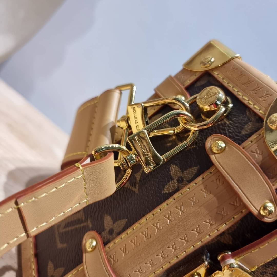 LV SIDE TRUNK MONOGRAM สุดยอดกระเป๋าไอคอนนิค ทรงสวย ใหม่ล่าสุด สวยมีเสน่ห์ รูปทรงกล่อง โดดเด่นด้วยหมุดเข้ามุม ซิปเปิด-ปิดล็อคได้ วัสดุหนังแคนวาส