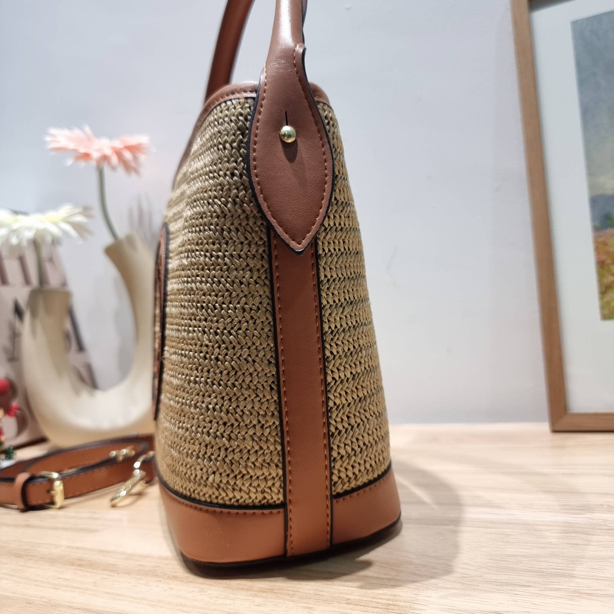 LV PETIT BUCKET BAG ไอเท็มเอ็กซ์คลูซีพจัดมาให้สาวๆโดยเฉพาะ!! กับกระเป๋าสะพายรุ่นลิมิเต็ดหายาก รูปทรงสวยงามสานเต็มใบ และยังโดดเด่นด้วยโลโก้ สีโทนอุ่น