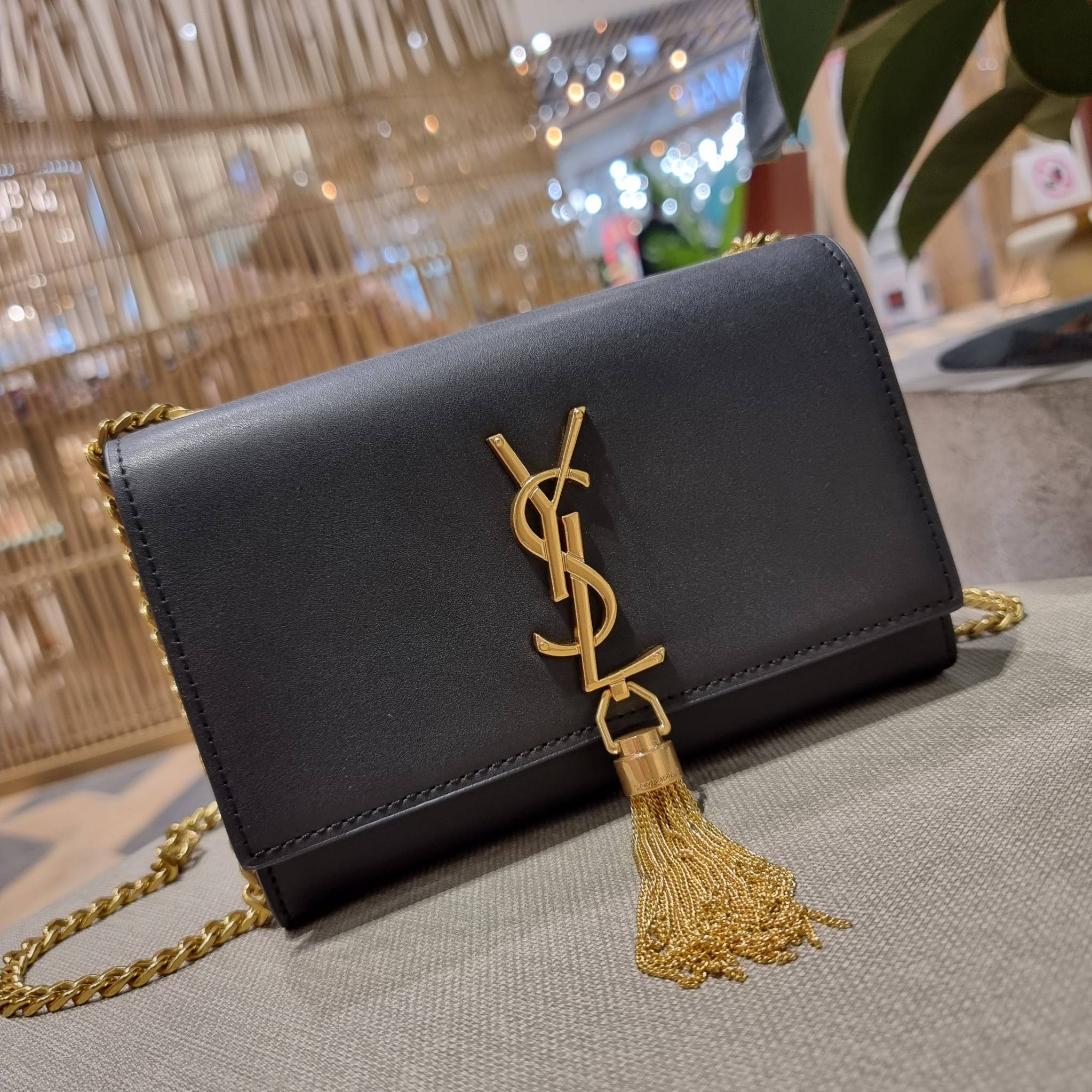 Yves Saint laurent small kate bag สุดหรู ทรง woc ที่แสนจะฮอตปรอทแตก ดีไซน์เรียบ แต่แอบมีดีเทลความหรูที่พู่ห้อยสีทองโดดเด่น เพิ่มความแพงอีกหนึ่ง วัสดุหนังแท้สัมผัสดีงาม ใช้งานง่ายเพียงแค่เปิด-ปิดด้วยกระดุมแม่เหล็ก ภายในเป็นช่องโล่ง มีช่องใส่บัตร ใส่มือถือ 