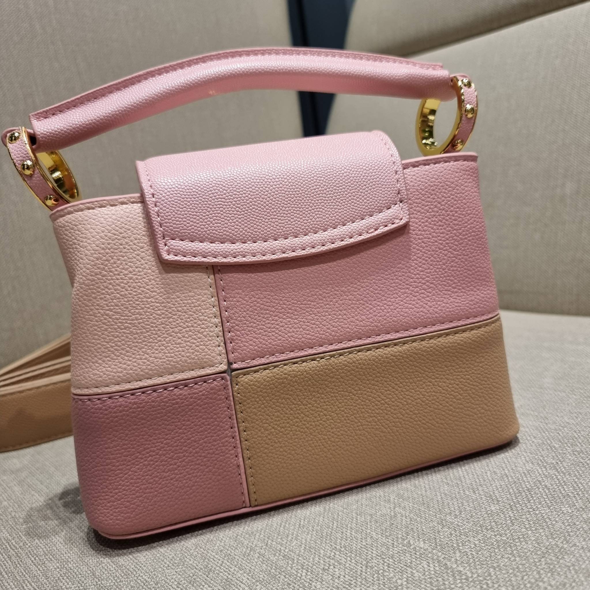 LV capucines mini top handle VIP ที่สุดของความสวยในราคาเบาๆ กระเป๋าถือสุดหรู ดีไซน์ทรงคลาสสิค ที่รอบนี้มาในไซส์มินิ ดีงามม้ากกกก!! มาพร้อมหูจับในตัว ด้วยรูปทรงวินเทจและวัสดุหนังลูกวัว ขับผิว ทำให้ไอเท็มนี้สะกดทุกสายตาจริงๆ และยังมีลูกเล่นที่ฝาปิดกระเป๋า ท