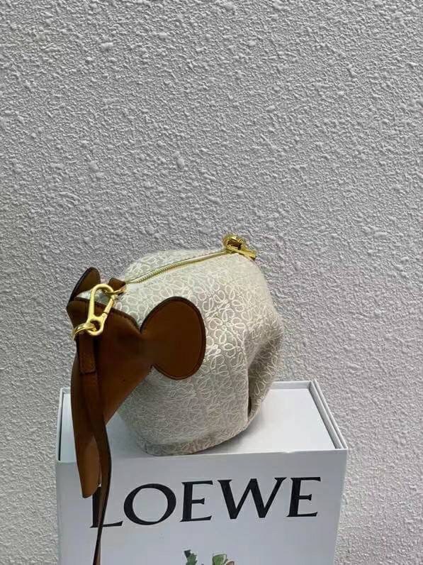 LOEWE Mini Canvas Anagram Jacquard Elephant Bag คอลเลคชั่นใหม่ล่าสุด น้องช้างไซส์มินิน่ารักมากมาย งานแบรนด์หรูจากประเทศสเปน โลเอเว่ (LOEWE) กระเป๋ารูปทรงช้างเป็นเหมือนหนึ่งในซิกเนเจอร์ของแบรนด์ ดีไซน์คงเอกลักษณ์วัสดุ Anagram Canvas Jacquard Fabric ผสมผสาน