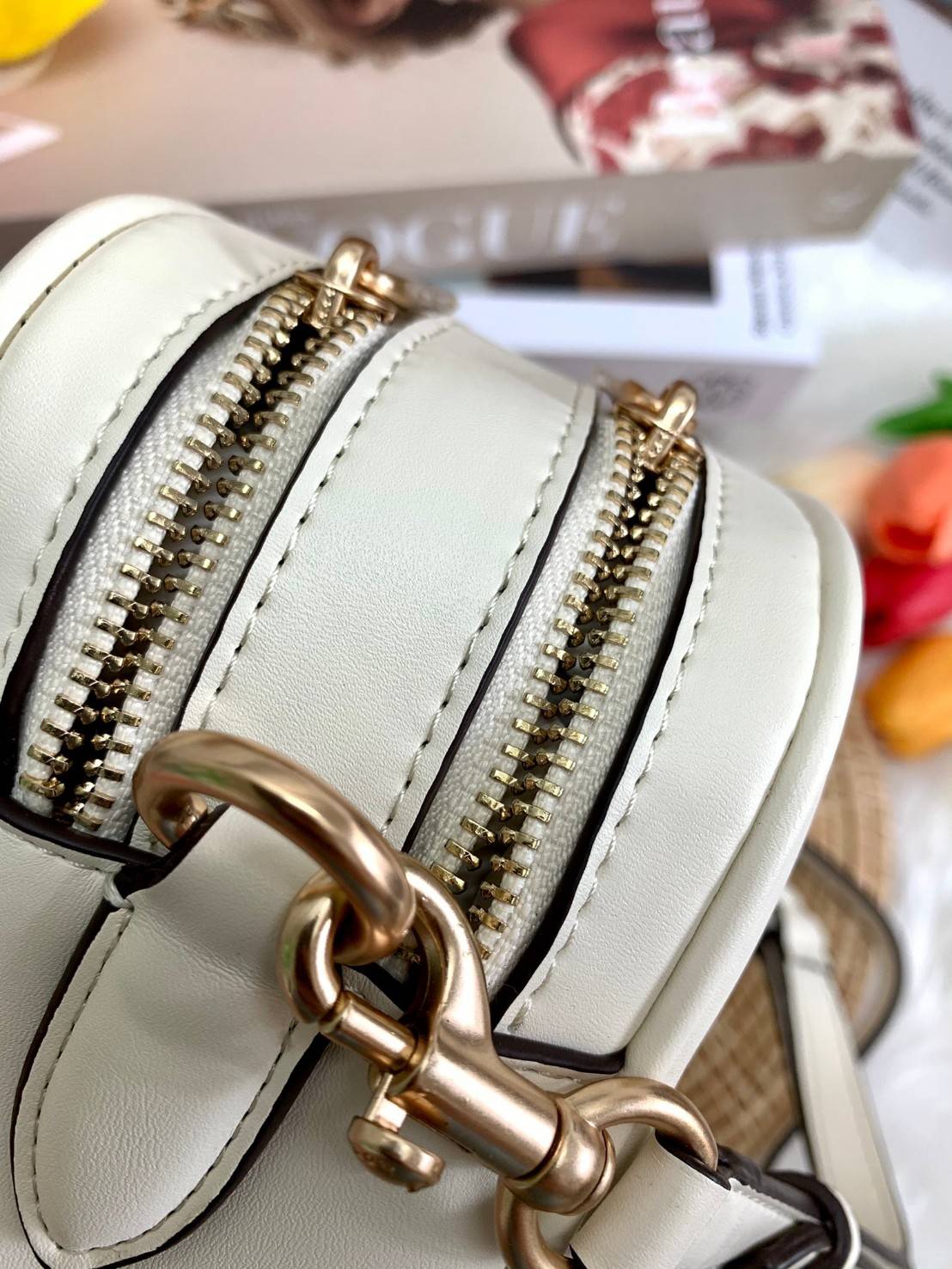 COACH C1569 JES CROSSBODY WITH LINEAR QUILTING ใหม่ล่าสุด!! กระเป๋าสะพายข้าง รุ่น 2 ซิป ใบใหญ่จุใจ ดีไซน์ใหม่ เพิ่มลูกเล่นให้ดูหรูหรายิ่งขึ้น วัสดุหนังสังเคราะห์บุเป็นลายเส้นสวยงาม เปิด-ปิดด้วยซิป 2 ช่องหลัก ใช้งานง่าย ทรงสวยมากๆรุ่นนี้ มาพร้อมสายสะพาย cr