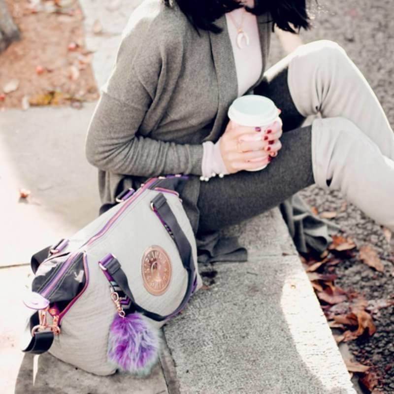 BEST SELLER! NEW! KIPLING ART TOTE BAG กระเป๋าถือหรือสะพายรุ่นใหม่ Special Limited Edition วัสดุ Nylon+Polyester 100% น้ำหนักเบาโดดเด่นที่สามารถรูดซิปมุมกระเป๋าเปลี่ยนทรงได้ไม่จำเจ มีหูหิ้วสะพายไหล่เเละสายยาว crossbody เลื่อนปรับระดับได้ มือจับหูหิ้วเป็นห